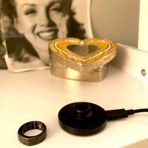 This oura ring gen 3 is black and shiny. Size 08.